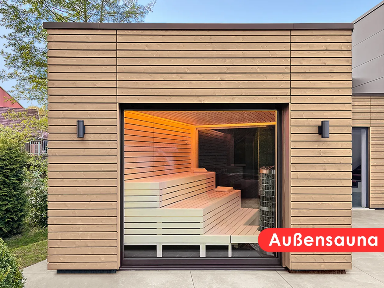 Außensauna mit Holzverkleidung und großer Glasfront