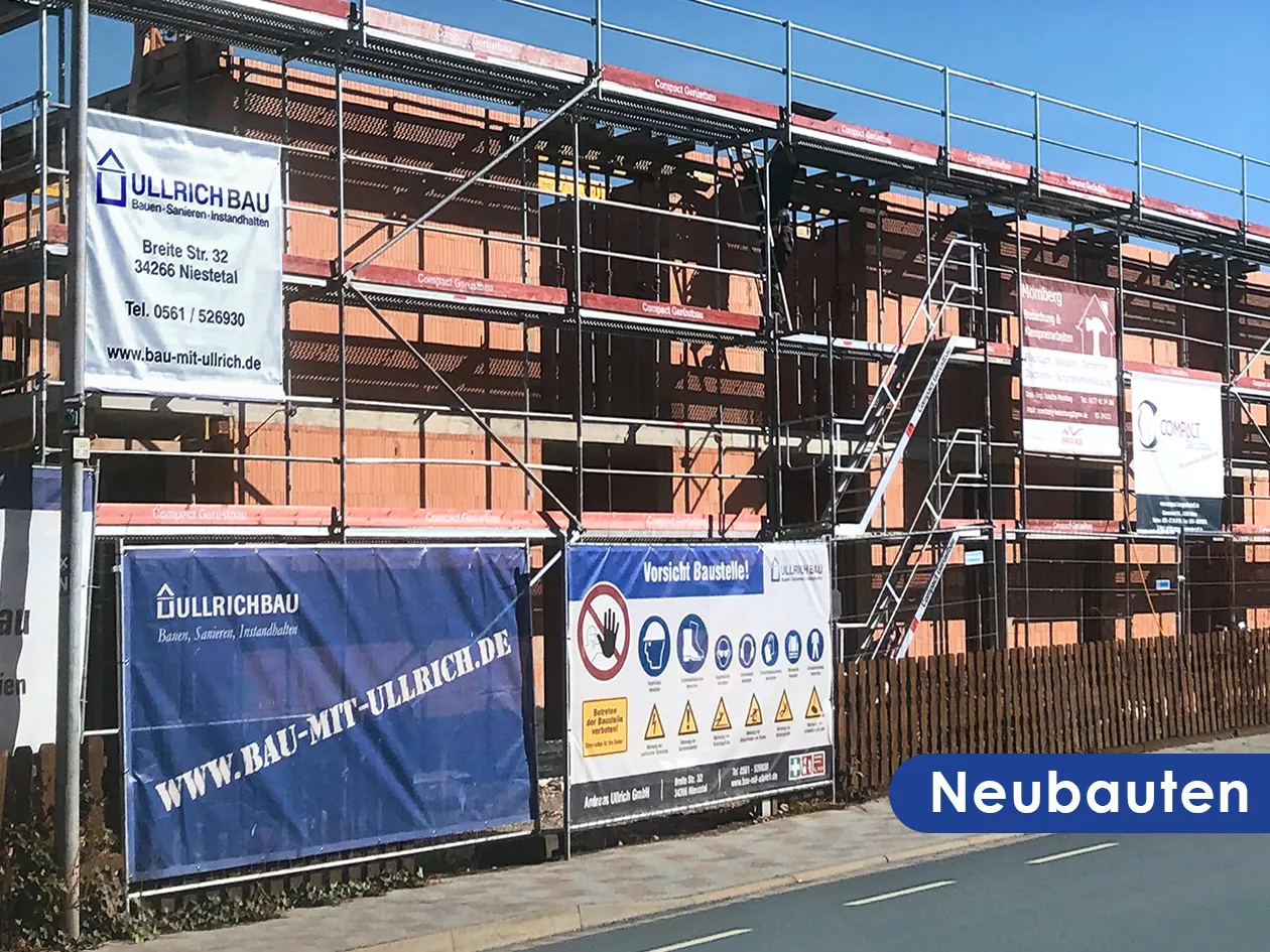 Neubau im Rohbau mit Gerüst und Bauschild von Ullrichbau