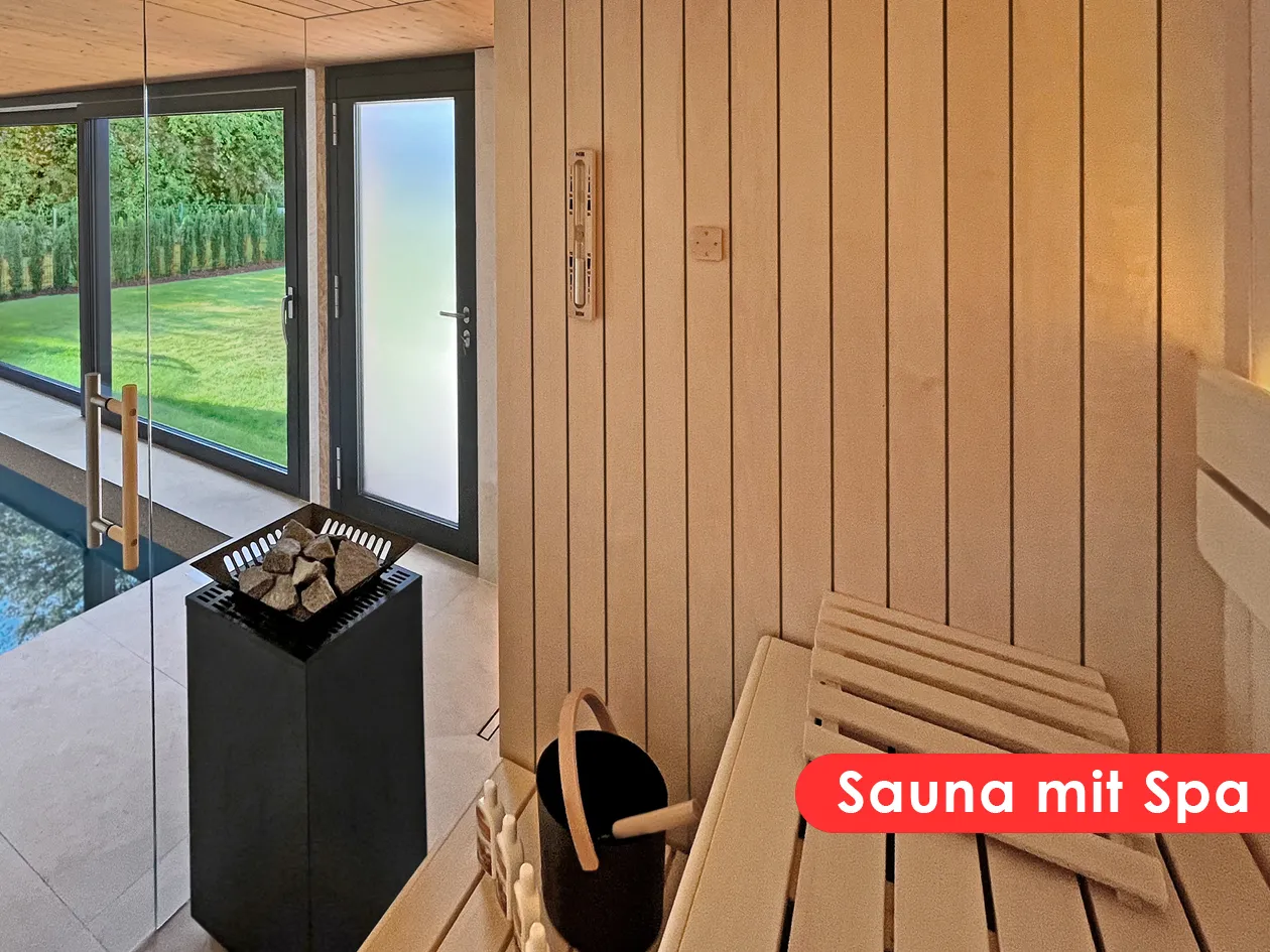 Sauna mit Glasfront in einem Spa-Bereich
