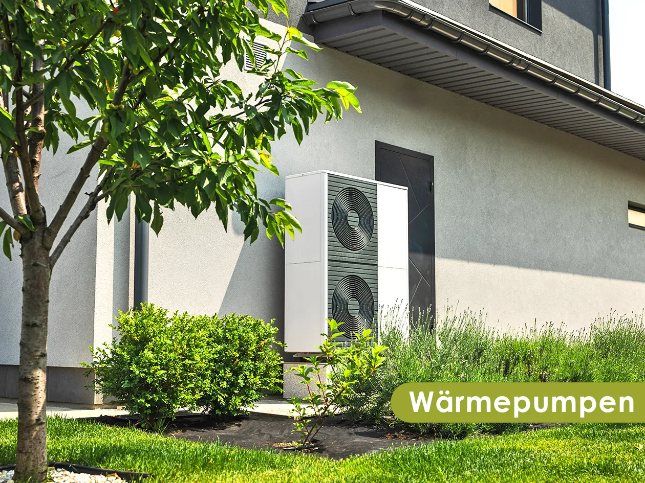 Wärmepumpe an der Hauswand im Garten
