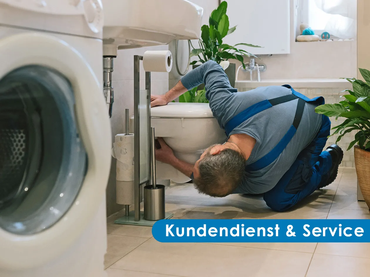 Monteur von Loth bei der Reparatur an einer Toilette