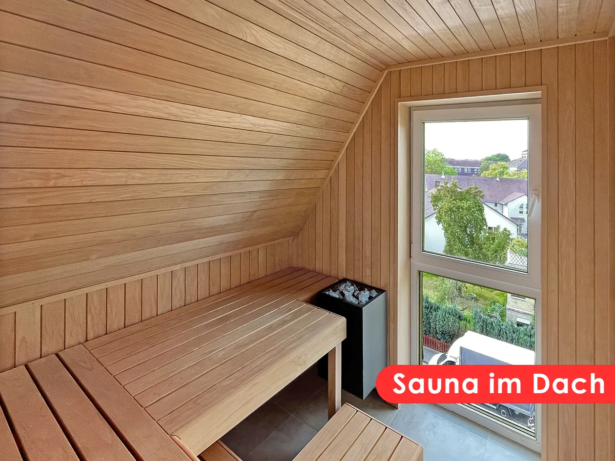 Sauna unter der Dachschräge mit Fenster