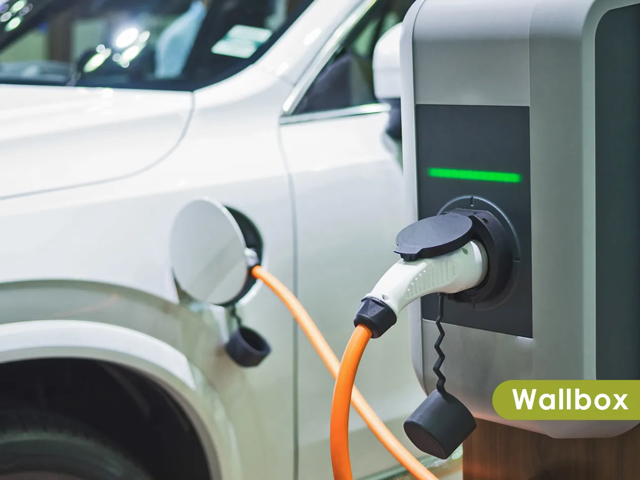Elektroauto lädt an einer Wallbox