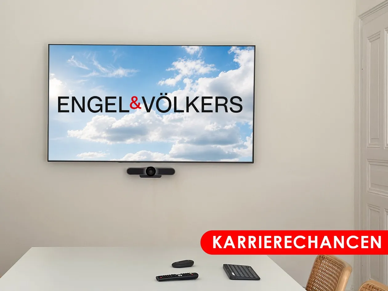 Engel & Völkers Logo vor blauem Himmel