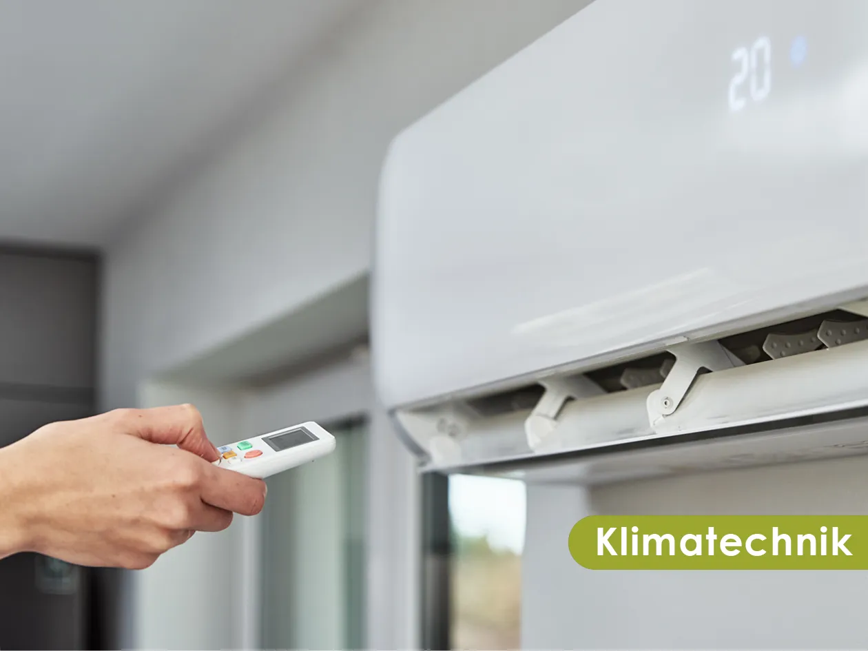 Klimagerät an der Wand, bedient mit Fernbedienung