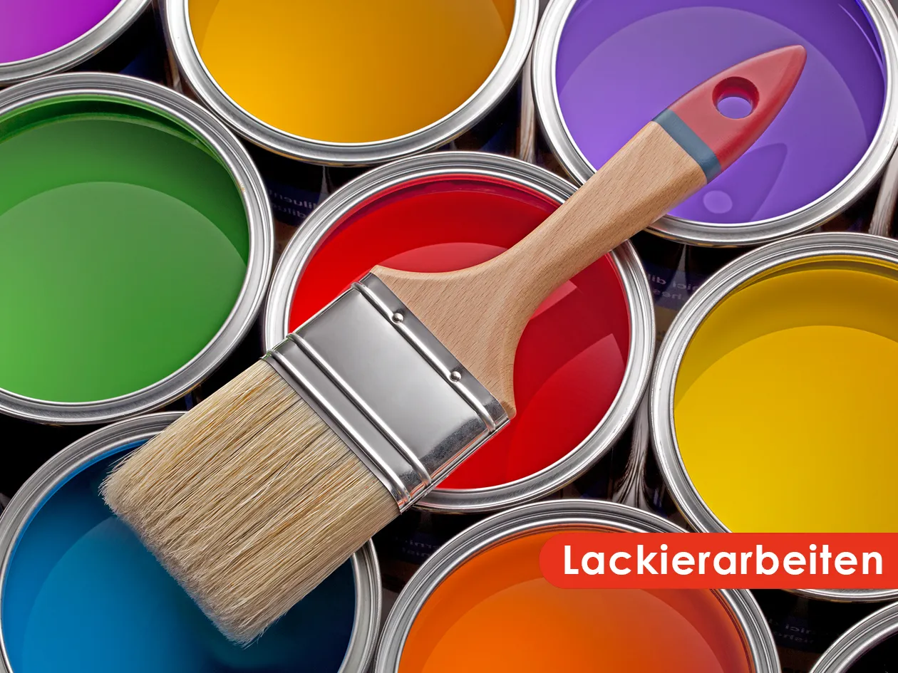 Geöffnete Lackdosen in vielen Farben mit einem Pinsel