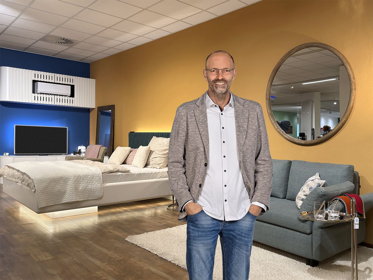 Masin Idriss im Musterzimmer von Goethe 64 in Kassel