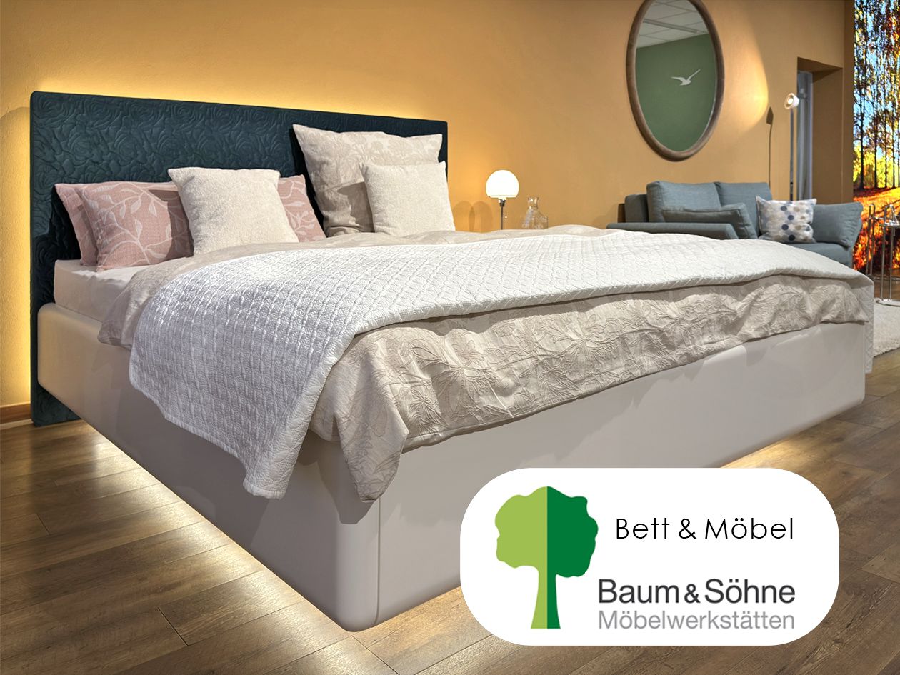 Bezogenes Doppelbett im Musterzimmer, Plakette „Bett & Möbel – Baum & Söhne Möbelwerkstätten“