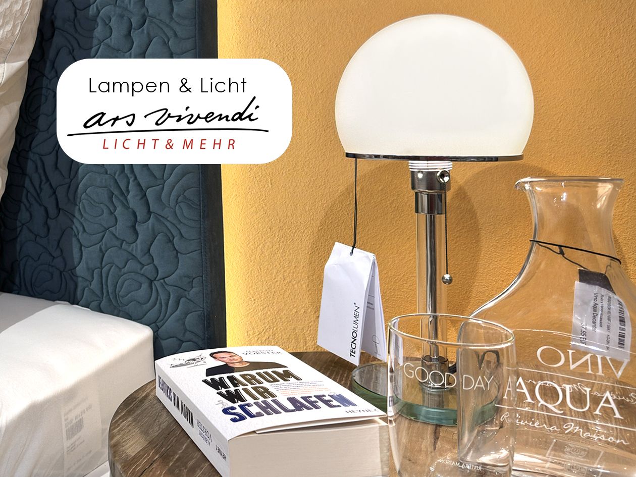 Nachttisch mit Bauhaus-Leuchte und Karaffe, Plakette „Lampen & Licht – ars vivendi“